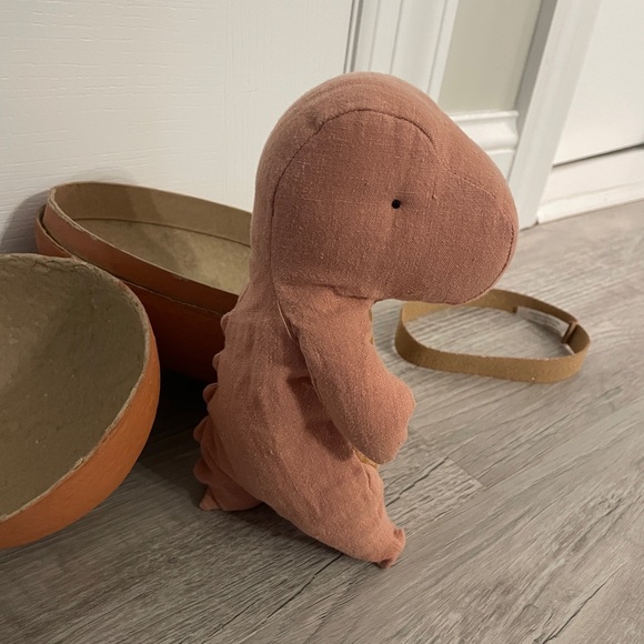 Maileg Gantosaurus in Egg, Small - Old Rose - Picture 5 of 10